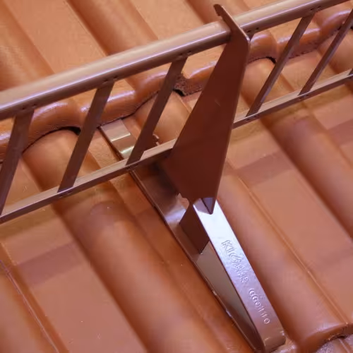 Trapac Universal Schneefanggittersystem Halter für Dachsteine / Dachziege, zum Einhängen, verzinkt aus der Kategorie Dachsicherheit mit der GTIN 4027822732830 Trapac Universal Schneefanggittersystem von der Marke Klöber aus der Kategorie Dachsicherheit