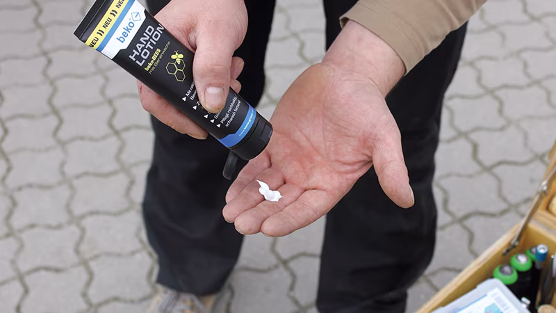 Hand-Lotion beko-BEES 100 ml - Black Edition Finger, Person, Draußen, Wetter, Pille