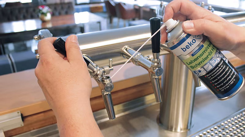 FoodLine Lebensmittel-Schmieröl H1 400 ml Finger, Hand, Person, Esstisch, Tisch