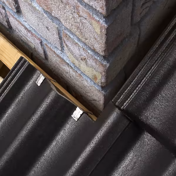 Clip de faîtière et de noue avec œillet de la catégorie avant-toit et noue avec le GTIN 4027822459225 Pince de faîtage et de noue de la marque Klöber de la catégorie avant-toit et noue