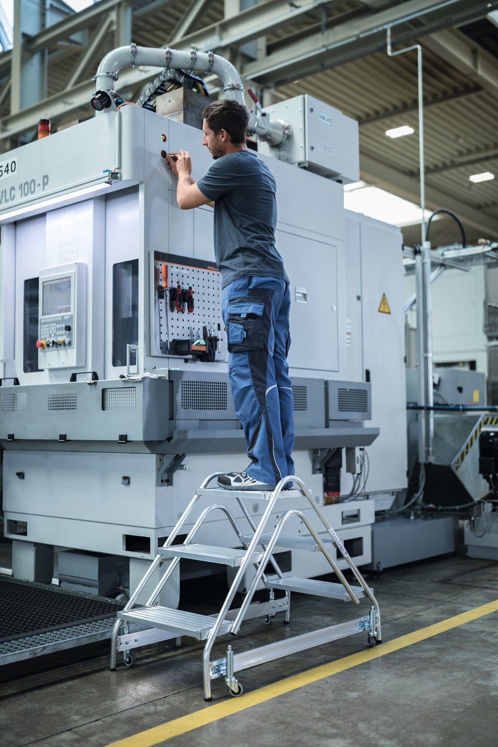 Milieubild 3819148 Munk Arbeitspodest beidseitig begehbar Aluminium geriffelt 2x2 Stufen