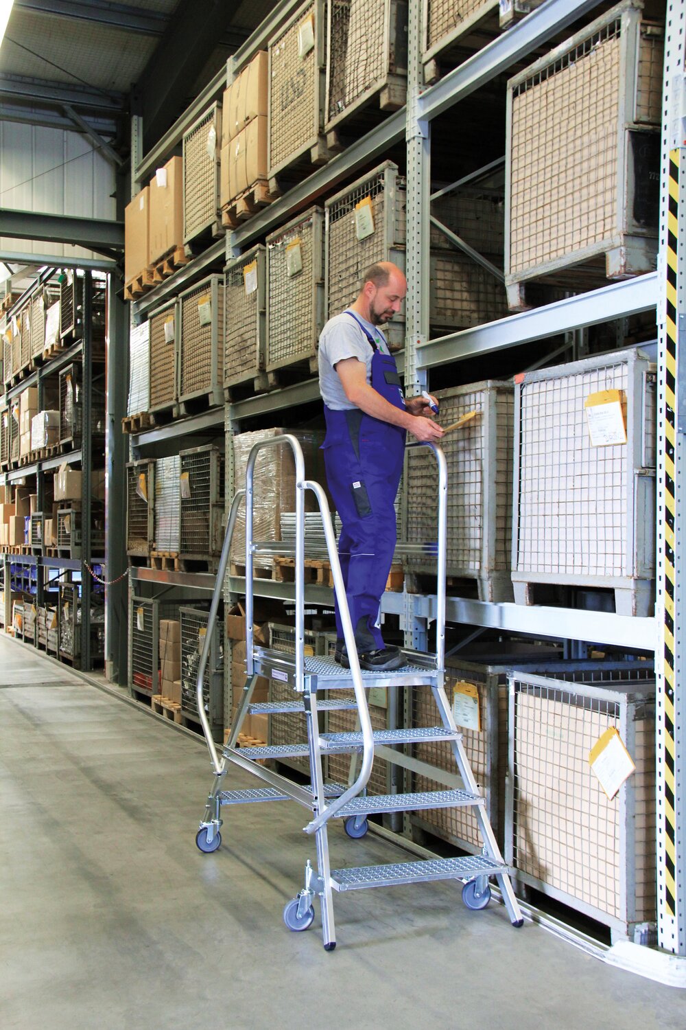 Milieubild 3815097 Munk Podesttreppe beidseitig begehbar mit Federrollen Stahl Gitterrost 3 Stufen