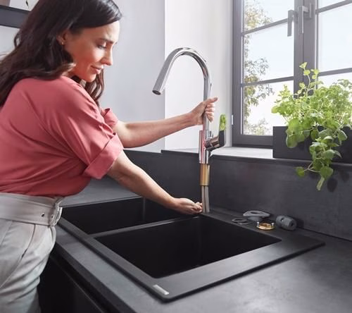 Hansgrohe Miscelatore monocomando per cucina 240 FOCUS DN 15, con doccetta estraibile cromo