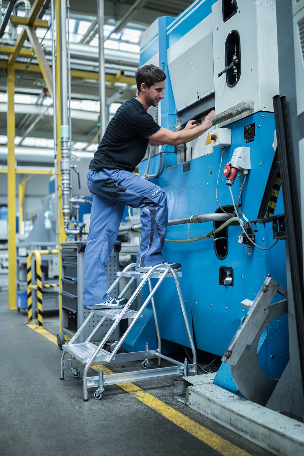 Munk Arbeitspodest einseitig begehbar Aluminium geriffelt 2 Stufen