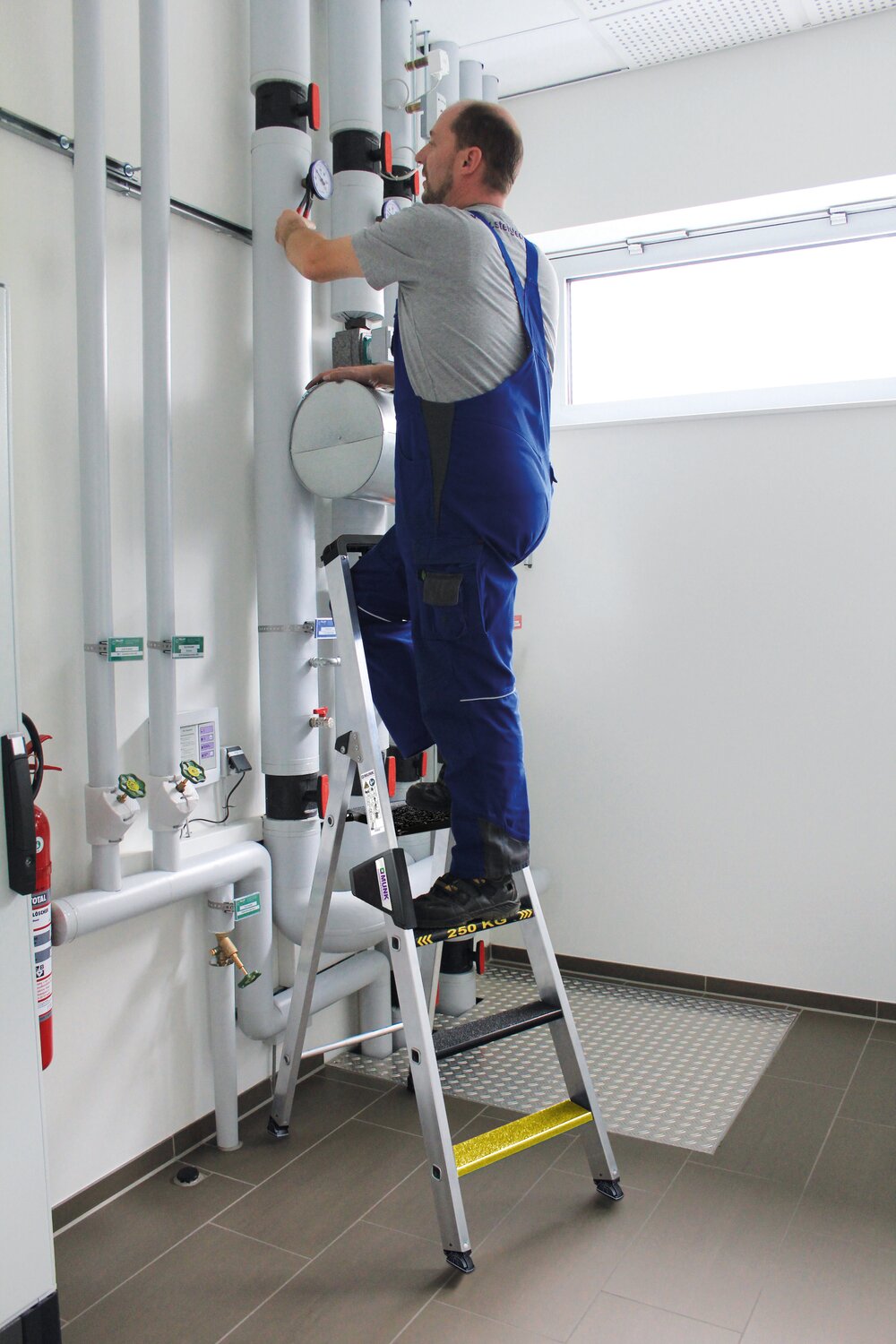 Milieubild 3815307 Munk Stufen-Stehleiter 250 kg einseitig begehbar mit clip-step R13 6 Stufen