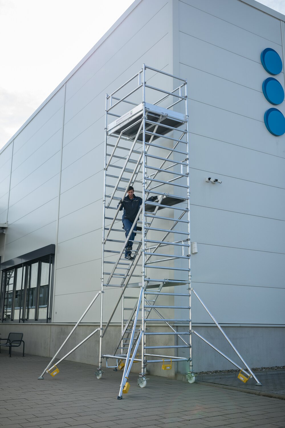Torre rotante Munk 1,35 x 1,80 m con gradini di accesso inclinati e stabilizzatori Altezza piattaforma 4,35 m