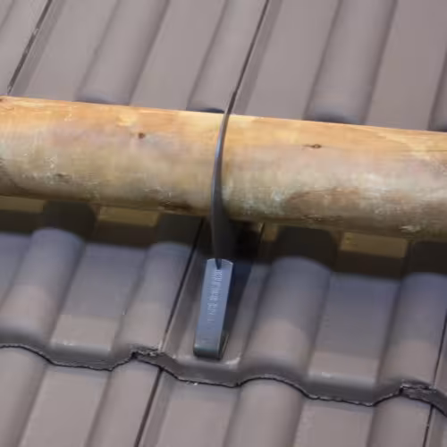 Trapac Support universel pour barre à neige pour tuiles, tuiles et castors, à suspendre, noir (RAL 9005) de la catégorie sécurité du toit avec le GTIN 4027822742396 Support universel pour barre à neige Trapac de la marque Klöber de la catégorie sécurité du toit