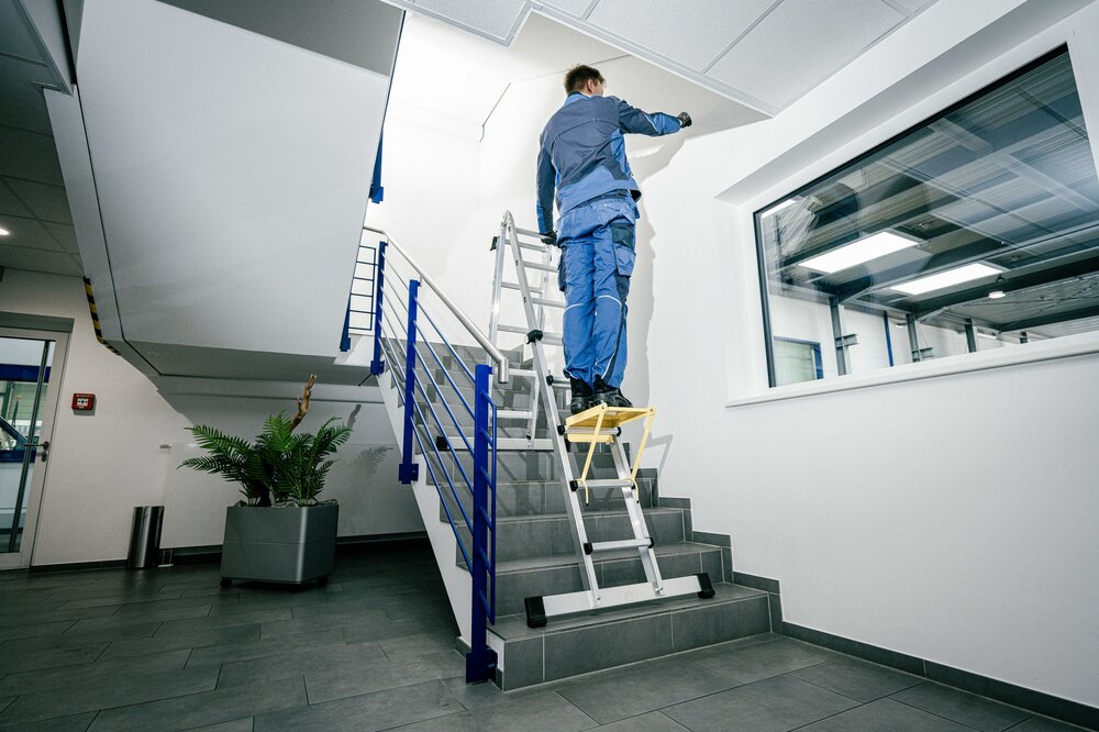 Scala telescopica Munk a 4 elementi con traversa 4x3 pioli