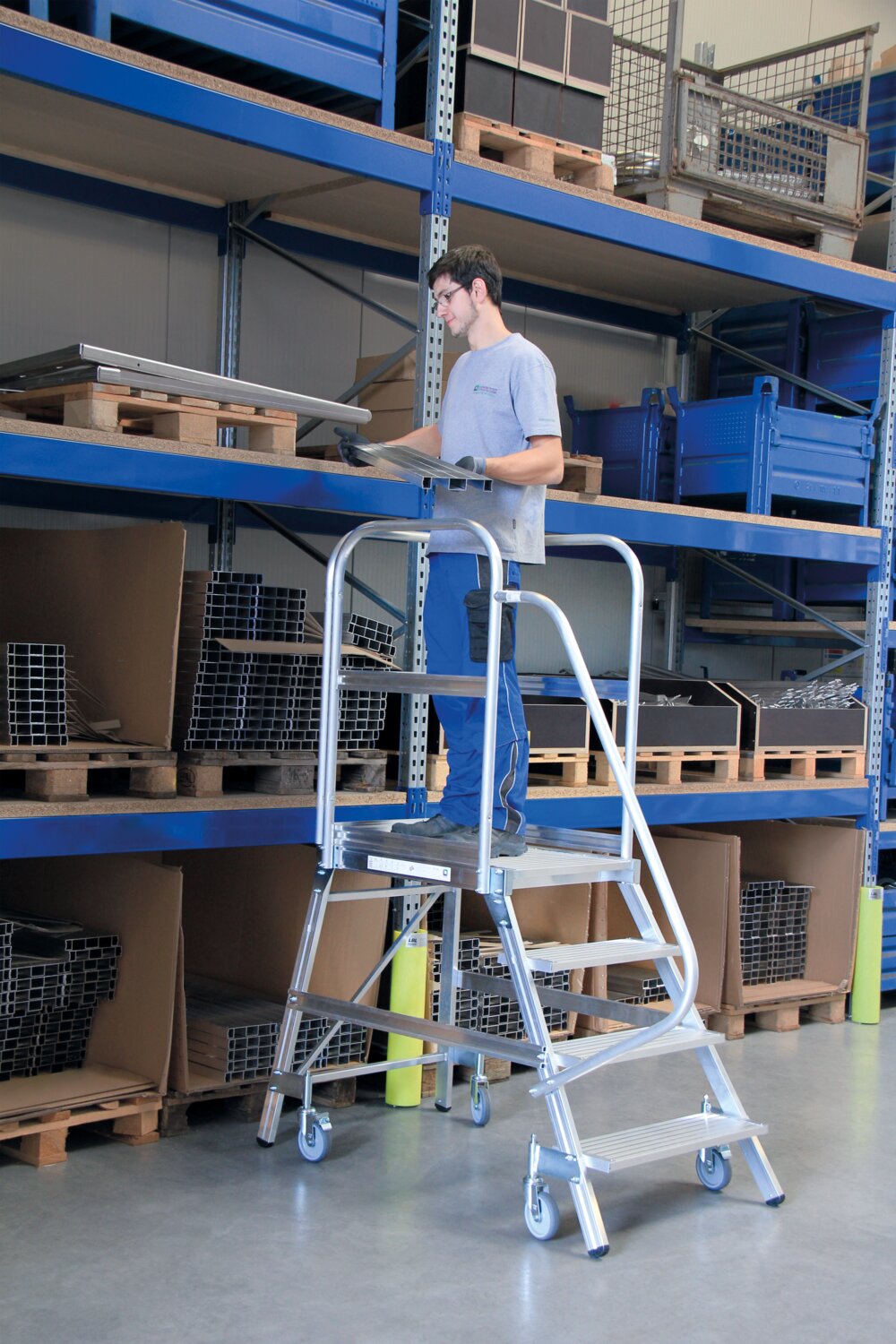 Milieubild 3818719 Scala a piattaforma Munk, accesso su un solo lato con rotelle a molla, 5 gradini in alluminio nervato