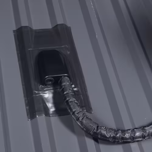 Traversée solaire rouge, pour 2 tuyaux, manchon 56 x 35,8 cm de la catégorie passages de toit pentus avec le GTIN 4027822839577 Conduit solaire universel de la marque Klöber de la catégorie des conduits pour toits pentus