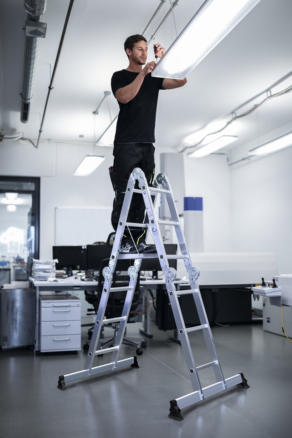 Milieubild 3813346 Munk échelle polyvalente 4 plans avec traverse nivello® et revêtement bois 2x2 + 2x3nombre de barreaux