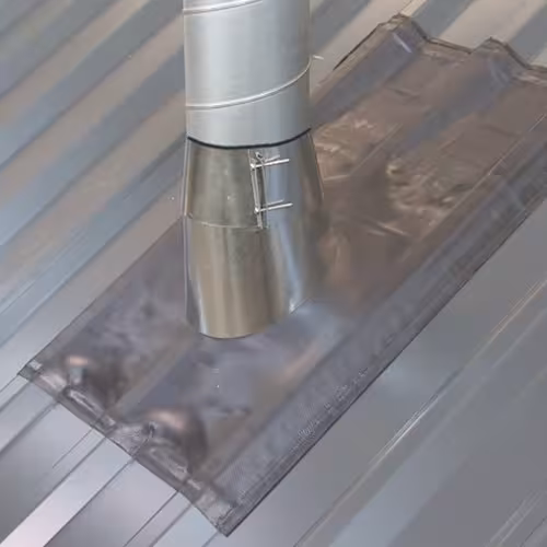 Douille universelle avec collier de pluie anthracite, ø(intérieur) 500 mm, ø(extérieur) 515 mm, manchon 128 x 100 cm de la catégorie passages de toit raides avec le GTIN 4027822759349 Douille universelle avec collier de pluie de la marque Klöber de la catégorie passages de toit raides