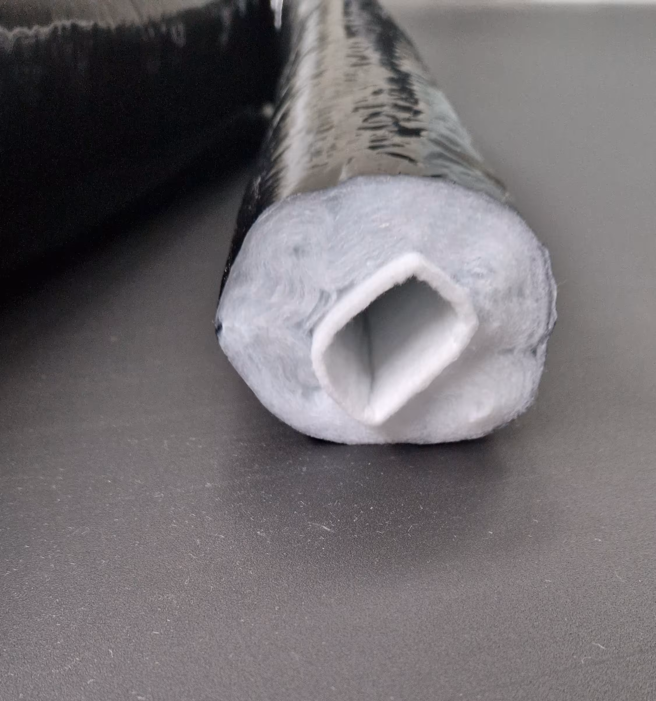 VÖWAflex® premium/solar - tuyau d'isolation et de protection en non-tissé de polyester Ø22 mm, épaisseur 20 mm - classe de matériaux de construction B1, ignifuge de VÖWA GmbH VÖWAflex® premium/solar - Tuyau d'isolation et de protection en non-tissé de polyester, épaisseur 20 mm, tuyau de protection, réf. 21512220