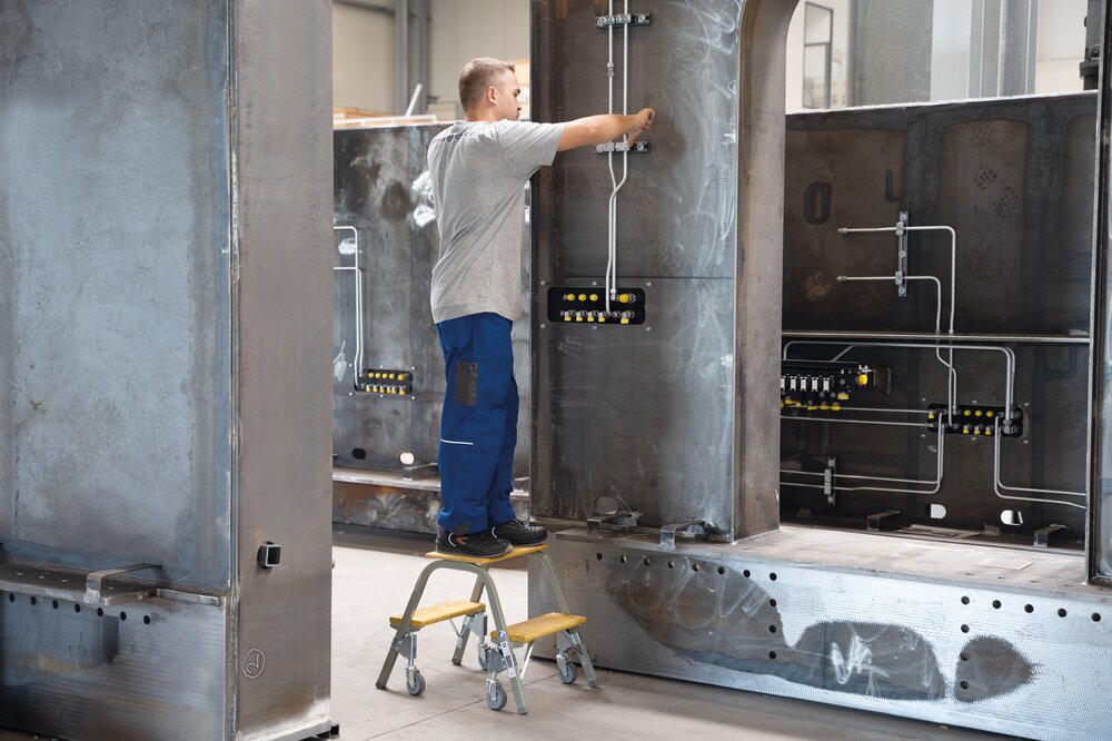 Milieubild 3814422 Munk Stahl-Holz-Tritt mit Lenkrollen 2x2 Stufen