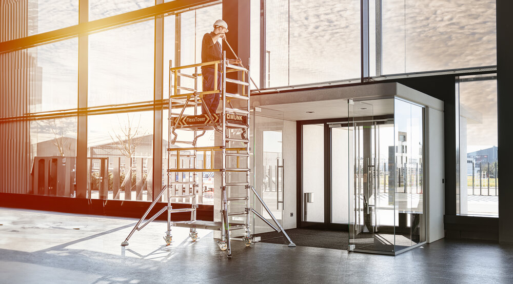 Munk FlexxTower SG mit vorlaufendem Geländer Plattformhöhe 2,10 m