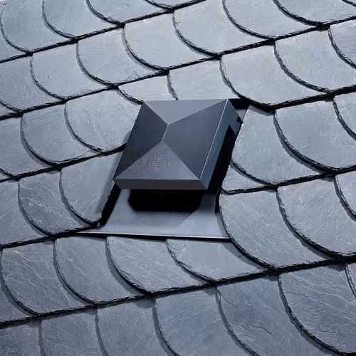 Lucarne ventilée Vendut 40x40cm noire, à raccorder sur ardoise et castor de la catégorie passages de toit pentus avec le GTIN 4027822157404 Lucarne ventilée Vendut de la marque Klöber de la catégorie passages de toit raides