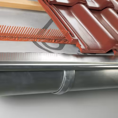 Elemento di gronda lunghezza 1000 mm con pettine 60 mm, antracite della categoria colmo & colmo con GTIN 4027822600696 Elemento di gronda con pettine della marca Klöber della categoria First & Grat