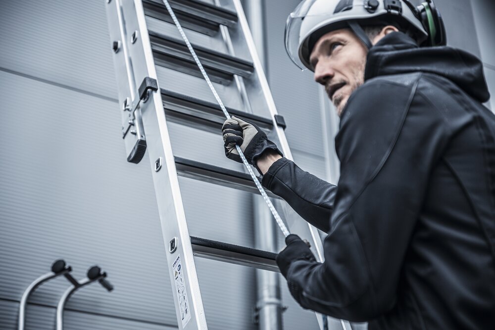 Munk Stufen-Seilzugleiter 2-teilig mit nivello® Traverse und clip-step R13 2x12 Stufen