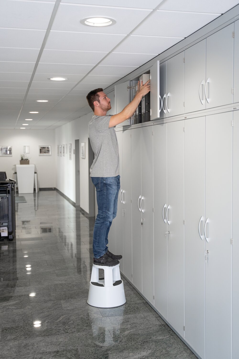 Milieubild 2178128 Marchepied roulant en plastique Munk Plastique RAL 7035 gris clair