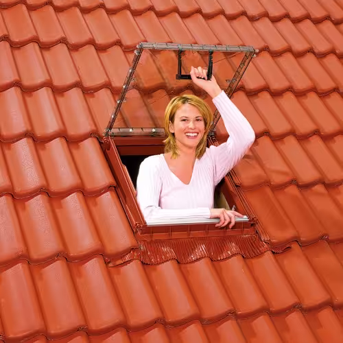 Fenêtre de sortie de toit universelle Prismax pour tuiles plates et profilées/tuiles de toit, rouge de la catégorie de sécurité du toit avec le GTIN 4027822757611 Fenêtre de sortie de toit universelle Prismax de la marque Klöber de la catégorie sécurité du toit