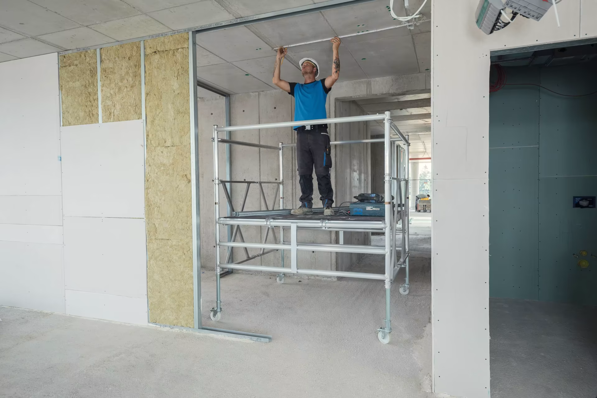 Zusatzbild des Artikels Munk Klappgerüst mit Dreifach-Plattform teleskopierbar Arbeitshöhe 3,70 m Zusatzbild des Artikels Munk Klappgerüst mit Dreifach-Plattform teleskopierbar Arbeitshöhe 3,70 m aus der Kategorie Gerüste