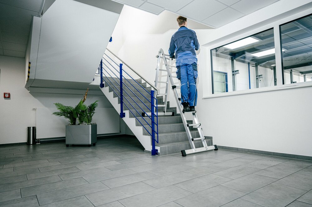 Scala telescopica Munk a 4 elementi con traversa 4x3 pioli