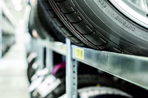 Scaffale base, scaffale per ruote/pneumatici a scomparti grandi, 2750 x 2250 x 400 mm (AxLxP), zincato, 4 livelli di stoccaggio con carico dello scomparto di 400 kg per livello dalla categoria stoccaggio ricambi auto con GTIN 4058255013135 Scaffale base, scaffale per ruote/pneumatici a scomparti grandi, 2750 x 2250 x 400 mm (AxLxP), zincato, 4 livelli di stoccaggio con carico dello scomparto di 400 kg per livello della marca Schulte Lagertechnik dal programma di scaffalature a scaffali