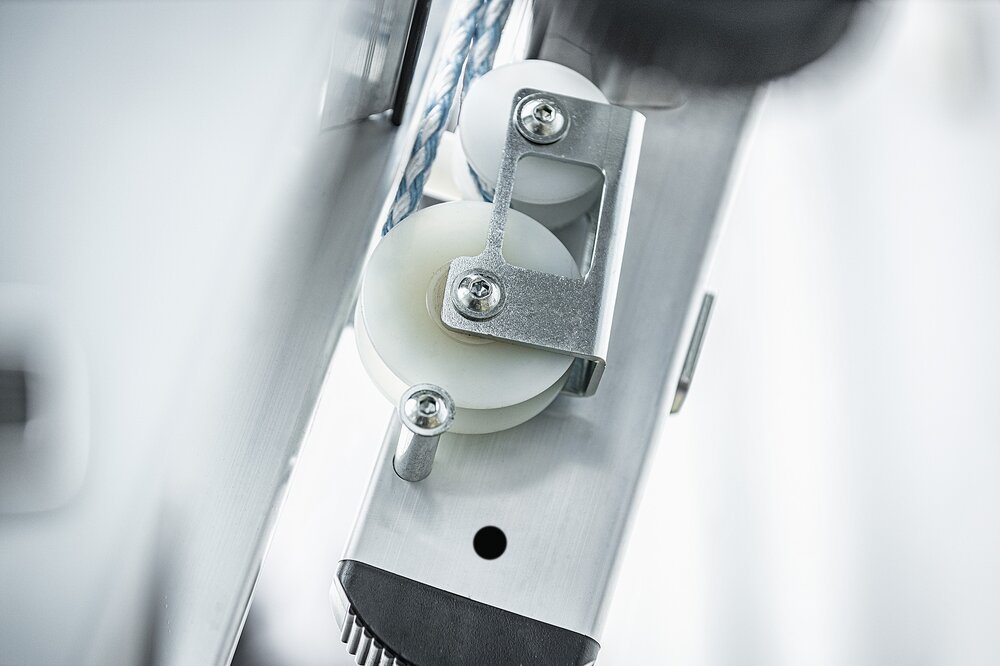 Munk Stufen-Seilzugleiter 2-teilig mit nivello® Traverse und clip-step R13 2x12 Stufen