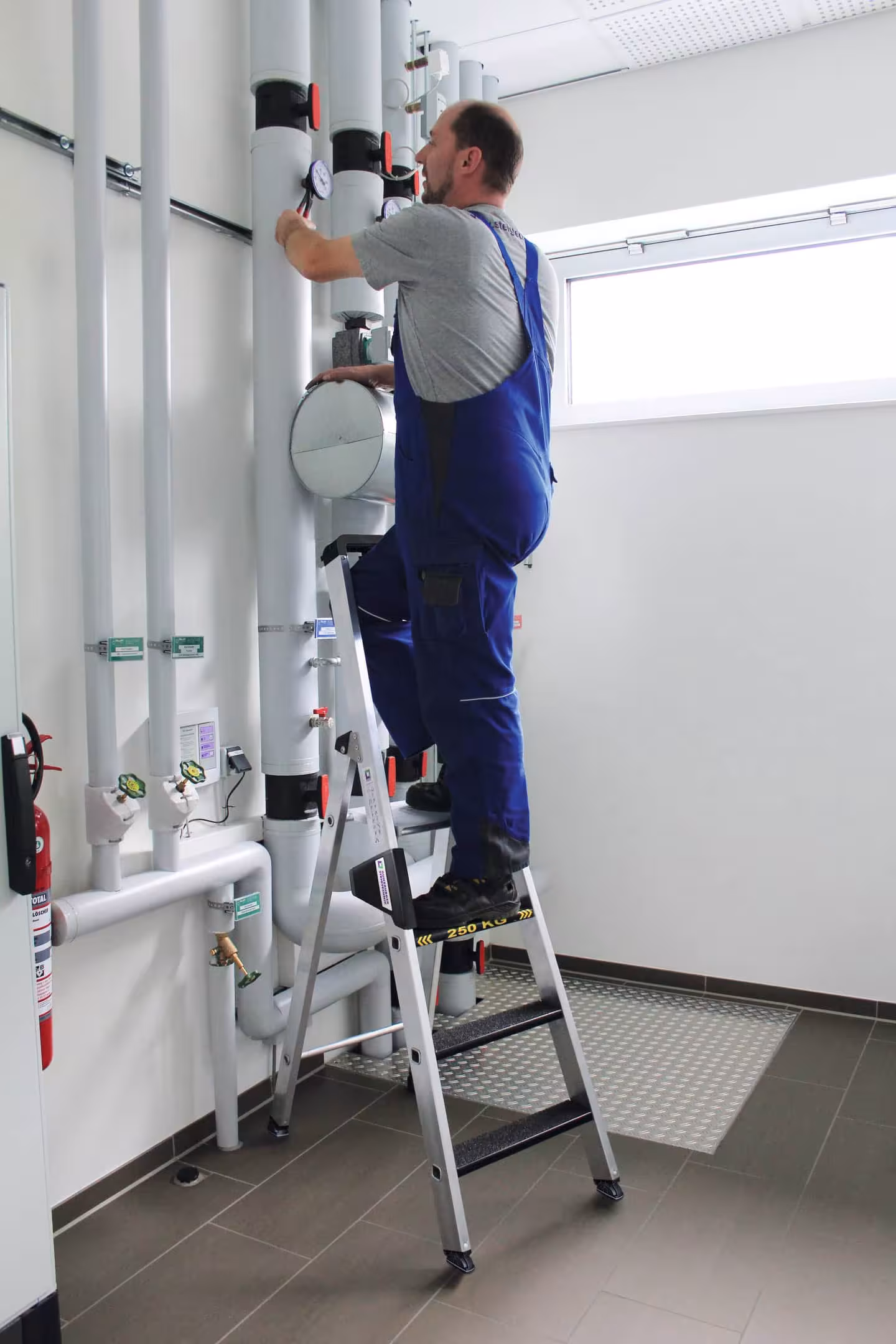 Scala a pioli da 250 kg accessibile da un lato con gradino a clip R13 3 gradini di Munk con articolo n. 042703