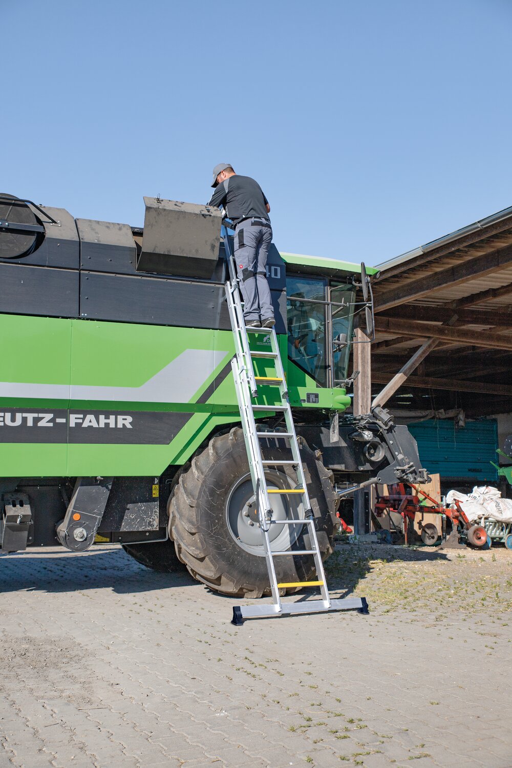 Scaletta multiuso Munk a 3 sezioni con traversa nivello® e gradini a clip R13 3x6