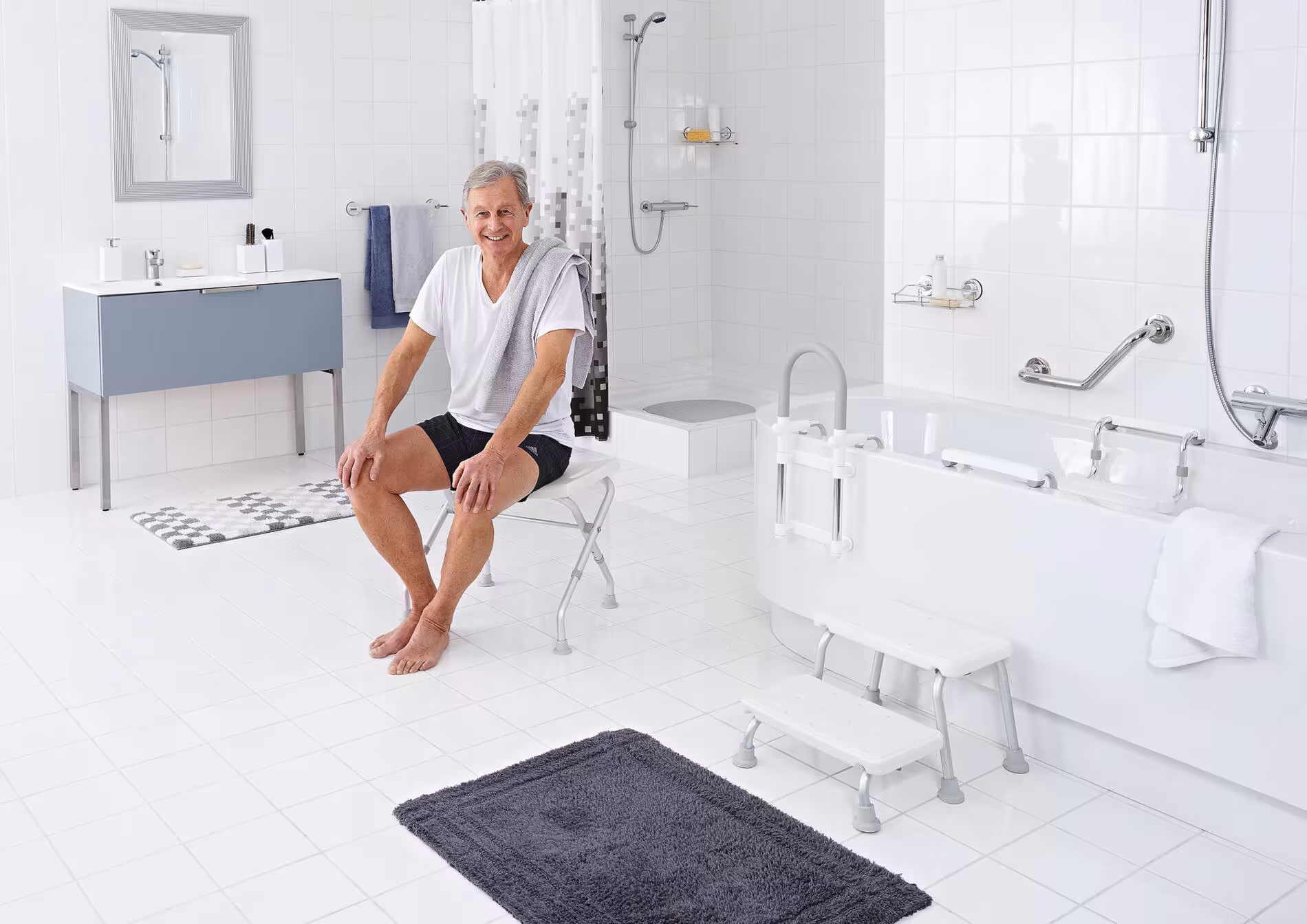 Sgabello da bagno Sam, bianco, pieghevole, regolabile in altezza di Ridder con articolo n. A0050301