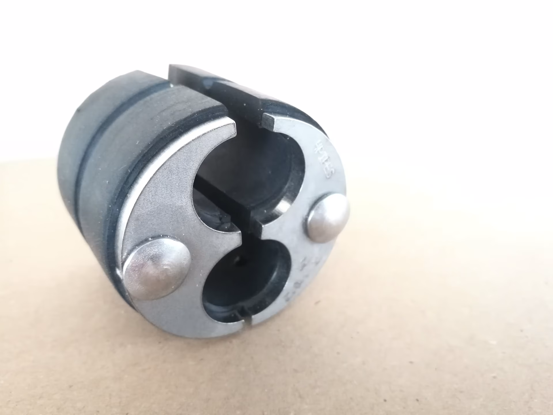 Pressio 4 cavi FISSI, gomma EPDM 1x40mm, piastre di pressione V2A, viti V2A, dadi V4A, guarnizione dello spazio anulare, articolo n. 11012