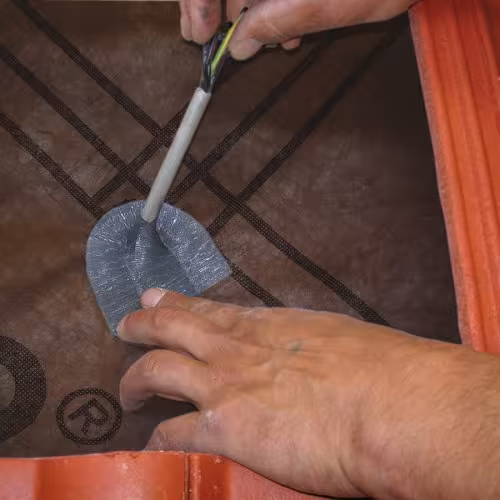 Un'altra vista dell'articolo Nastro adesivo Easy-Form Nastro adesivo formato universalmente, larghezza 90 mm, rotolo da 5 m Un'altra vista dell'articolo Nastro adesivo Easy-Form Nastro adesivo modellabile universalmente, larghezza 90 mm, rotolo da 5 m della categoria tetti ripidi